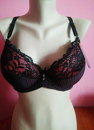 Новий  красивий  бюстгальтер з коректором