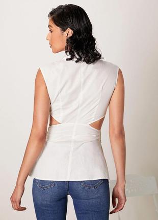 Белая рубашка shein с вырезами по бокам и драпировкой3 фото