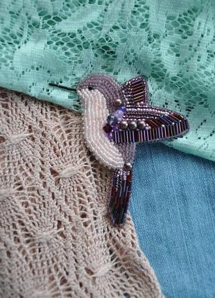 Брошь колибри пыльная роза