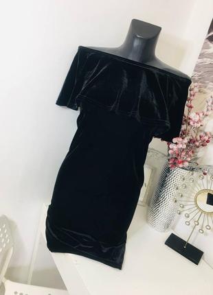 1+1=3 на всё 🎁 черное бархатное платье с оборкой по плечам от missguided 🏷 размер: м/л 🧶 в составе: