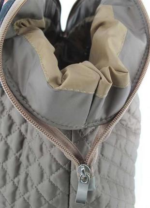 Стильна жіноча сумочка із стьобаної плащівки. класична сумка бежева текстильна3 фото