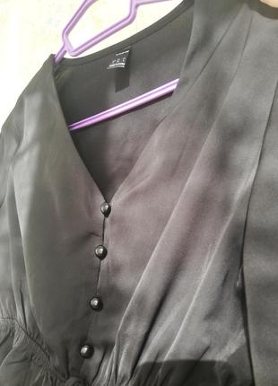 Блуза жиноча чорна довгий рукав волан на гудзиках з баскою коротка класна стильна атласна2 фото
