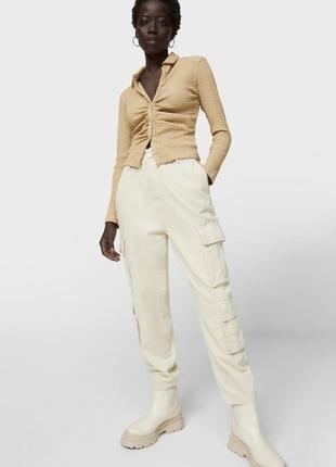 Светло-бежевые брюки карго stradivarius