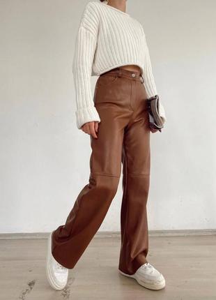 Матовые кожаные брюки свободного кроя2 фото