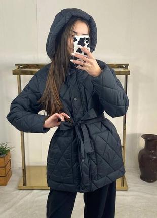 Стильна стьобана демісезона куртка