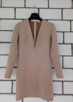 Шикарна пудрова сукня з глибоким v-подібним декольте;ln the style;m