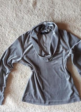 Серебристая кофта с широким горлом