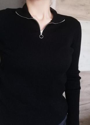 Чорний актуальний светр водолазка з замком м