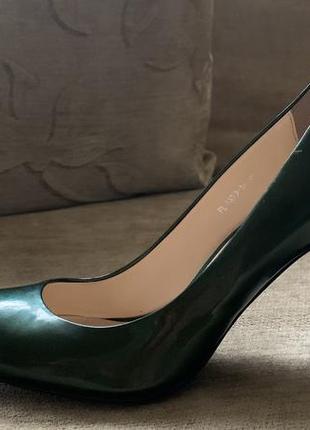 Шкіряні, лакові туфлі темно-зеленого кольору з перламутром