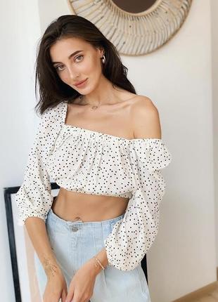 Укороченный шифоновый топ со спущенными плечами в горох