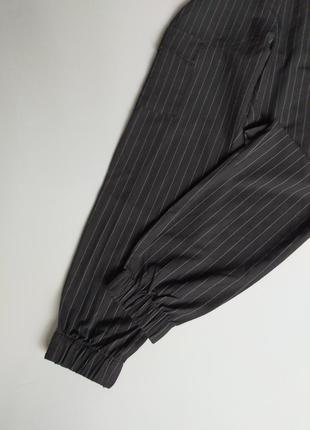 Fb sister
брюки з кишенями карго у смужку3 фото