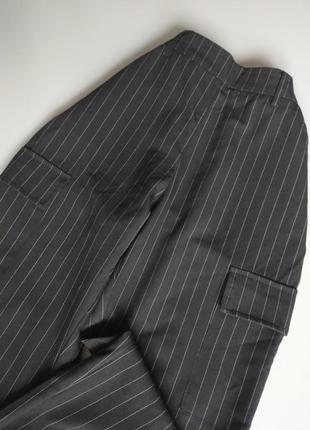 Fb sister
брюки з кишенями карго у смужку2 фото
