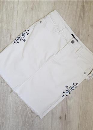 Белая джинсовая мини юбка с вышивкой sale7 фото