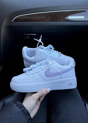 Nike airforce 1 white lavender базові кросівки найк з перфорацією білі бузковий фіолетовий лавандовий логотип демі весна осінь літо трендова модель