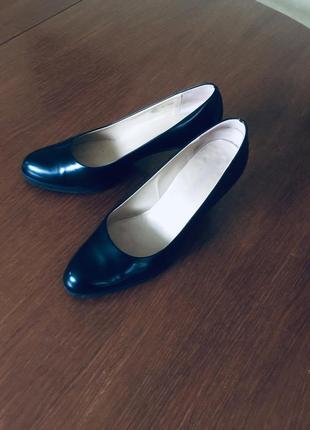 Шкіряні туфлі - човники