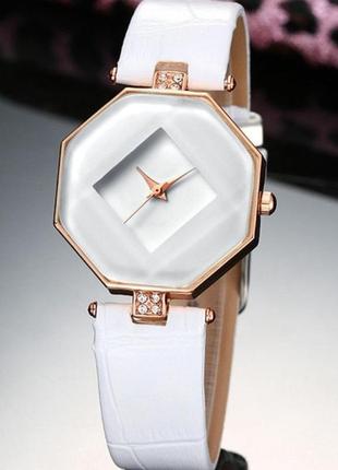 Годинник наручний жіночий ромбоподібний у білому кольорі.