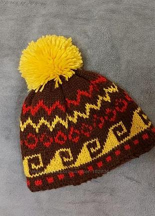 Яркая шапка из кашемира и мериноса
