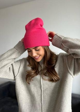 Малиновая базовая шапка