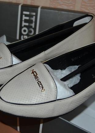 Туфлі-балетки