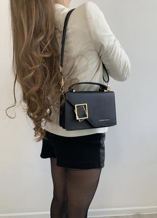 Крутейшая женская классическая сумка в стиле charles & keith чёрная с золотом5 фото