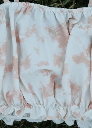 Жіночий топ на тонких бретельках в стилі тай-дай ніжно-бежевого коліру (біла футболка, майка)2 фото