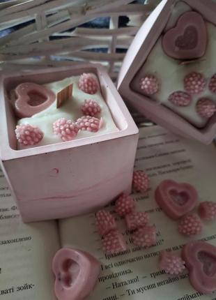 Свеча большая с ароматом малины