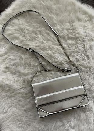 Сумочка клатч серебристая с ремнем для руки parfois