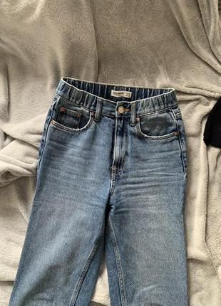 Стильные прямые джинсы
