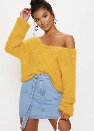 Мягкий желтый свитер на плечо plt