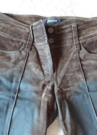 Коричневые джинсы с потертостями