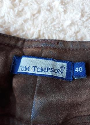 Коричневые джинсы с потертостями