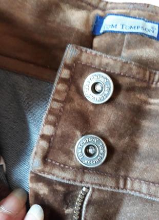 Коричневые джинсы с потертостями