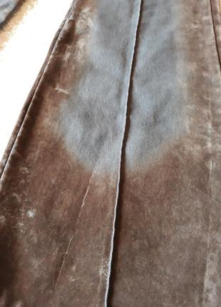 Коричневые джинсы с потертостями
