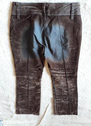 Коричневые джинсы с потертостями