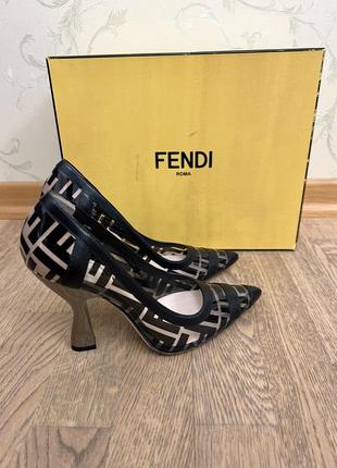 Туфлі fendi