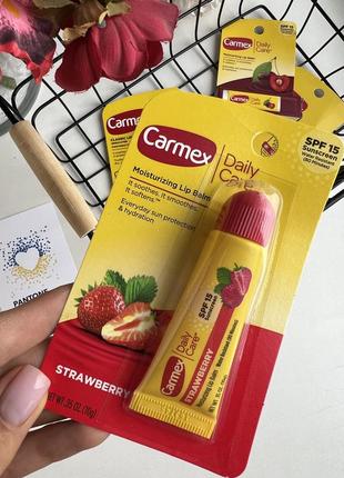 Carmex moisturizing lip balm strawberry полуниця