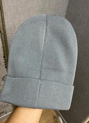 Сіра шапка від бренда new balance2 фото