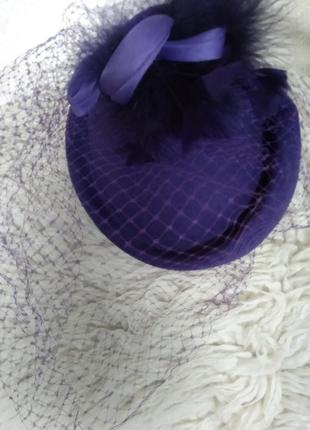 Капелюшок з вуалью фіолетовий шляпка пір'я2 фото