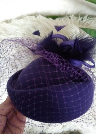 Капелюшок з вуалью фіолетовий шляпка пір'я