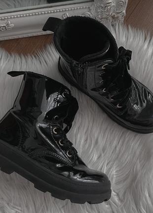 Черные лаковые ботинки на шнуровке