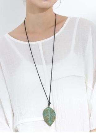 Длинное ожерелье кулон на длинном шнурке с листом в стиле бохо. цвет бронза зеленый