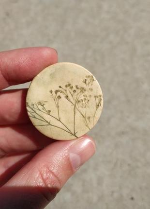Брошь ручной работы из керамики глины травы сухоцветы8 фото