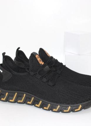 Черные кроссовки с оранжевыми вставками