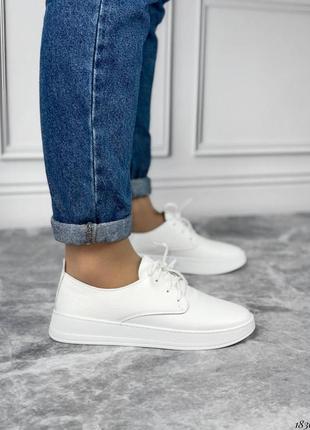 Женские белые туфли на шнуровке на низком ходу2 фото