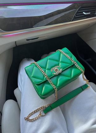 Яркая сумочка зеленого цвета на цепочке3 фото