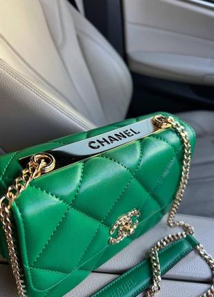 Яскрава сумочка зеленого кольору на ланцюжку4 фото