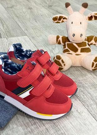 Яскраві весняні кросівки