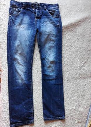 Синие джинсы с потертостями