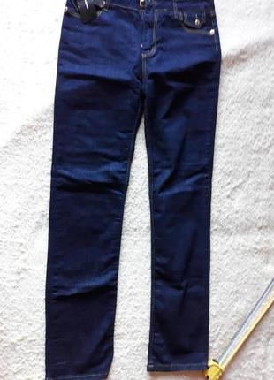 Темно синие джинсы