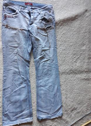 Голубые джинсы с крупными швами